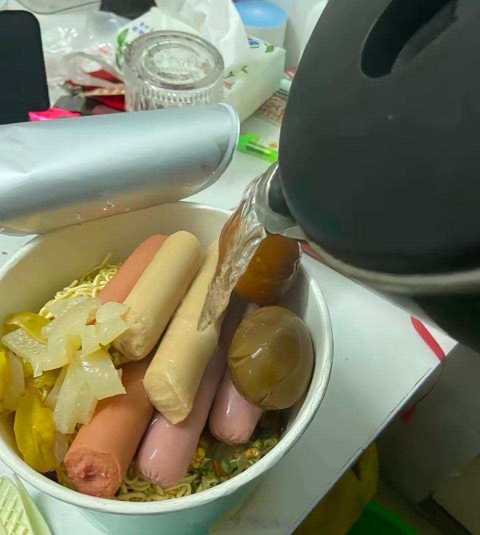 泡面巨头靠涨价赚翻了多接触接触上流社会吧，有钱人的泡面面都是要加肠加蛋 