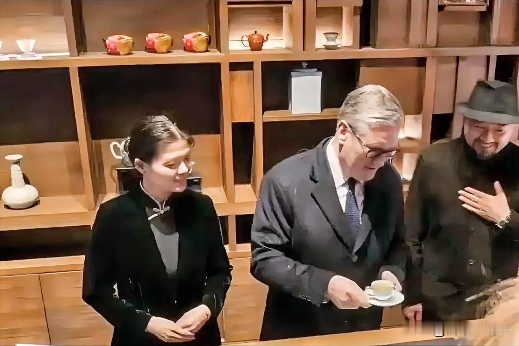 下面照片是英国首相斯塔默访问北京后，来到上海第二站，得到了上海人民的热情招待，店