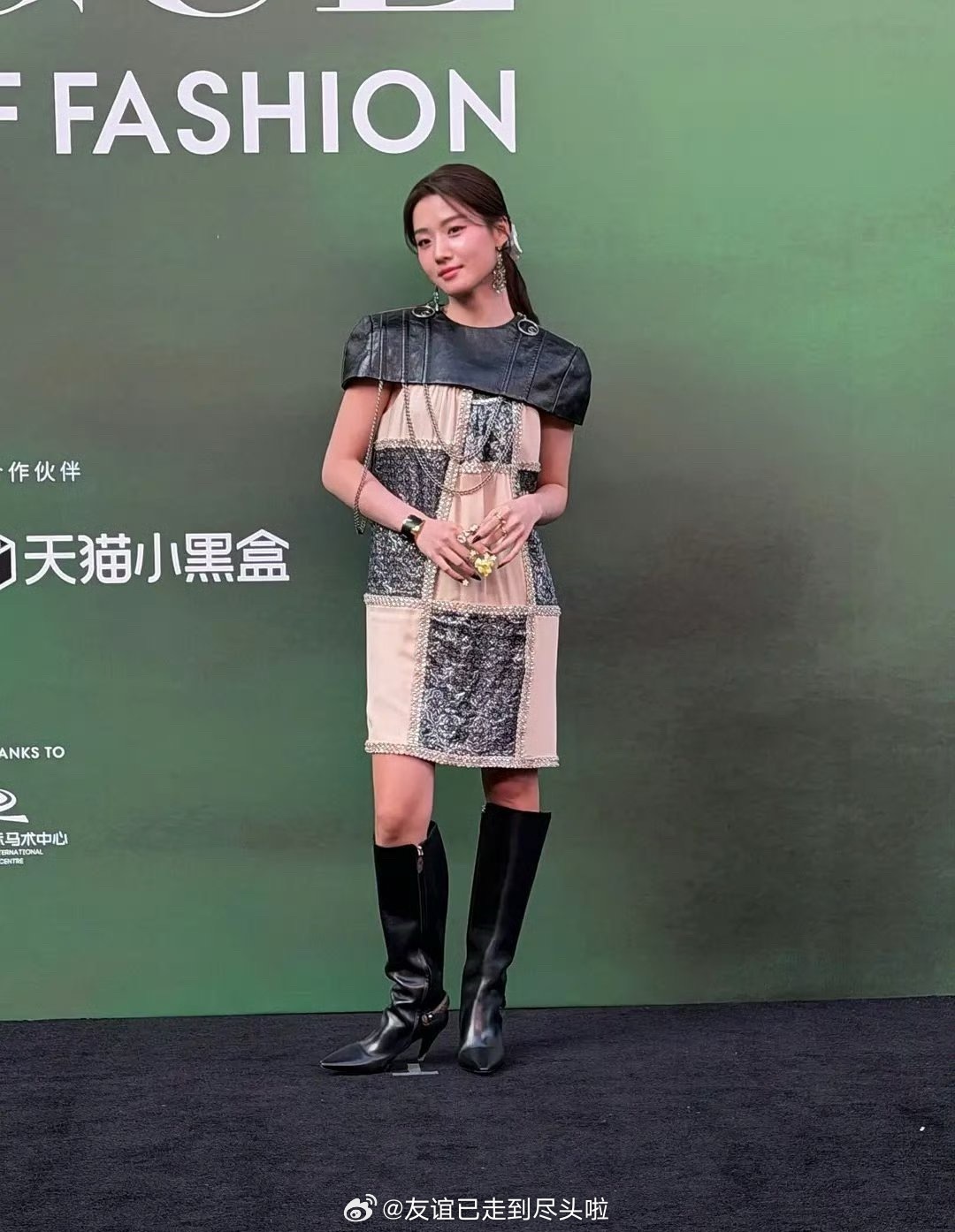 不太理解卢昱晓最近的造型，都是往老气了整。美女也不能这样摧残卢昱晓工作室审美女明