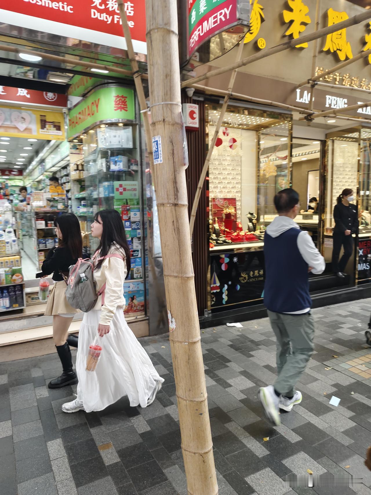 与君初逢又十年，江湖故事之一
 
躺在她的床上，窗外的月光淌过窗帘缝隙，在素色床