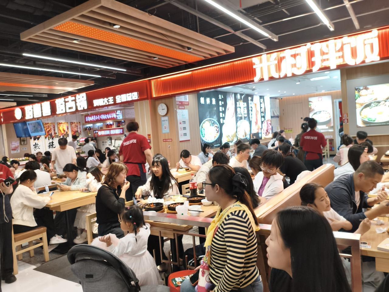这才下午3点刚过，既不是午餐饭点，也不是晚餐饭点，可就在二七广场附近的亚细亚大商