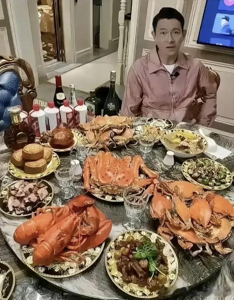 说华仔只吃素不是扯谈吗？这餐饭吃的比许多土豪大佬都要丰盛。