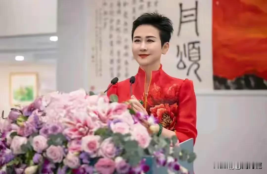 从寒门走出的才女，一步一个脚印，走向了国际，从电力行业华丽转生转身，暮年又投身艺