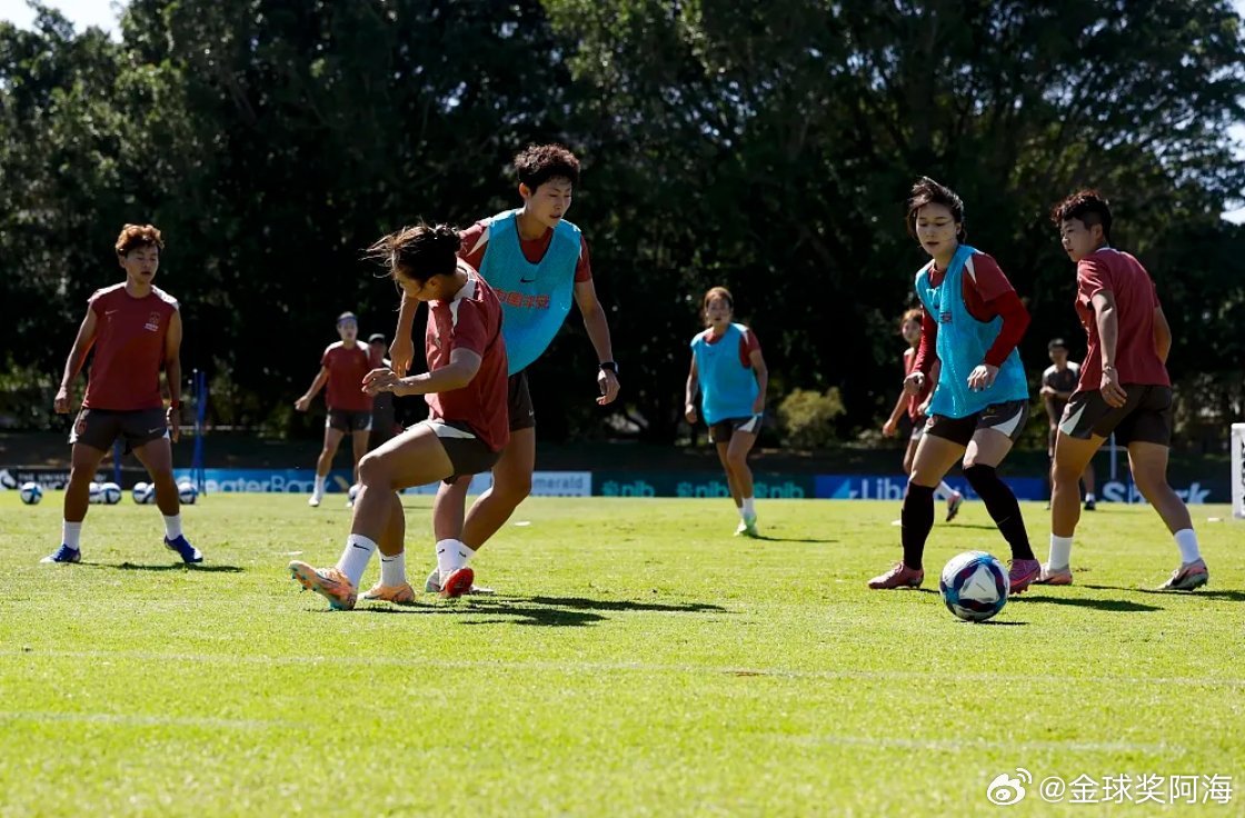 体育 女足亚洲杯在澳大利亚正式开赛，中国女足以卫冕冠军的身份参赛，《体坛周报》的