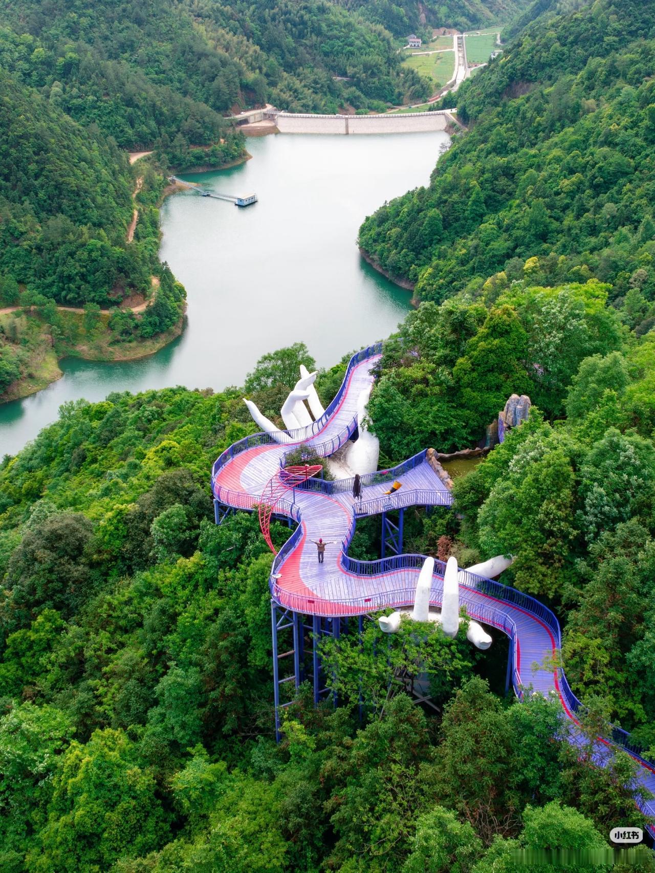 不输迪士尼！迄今为止最爱的山野乐园出现了…
·
杭州旅游，比起人挤人的西湖
我更