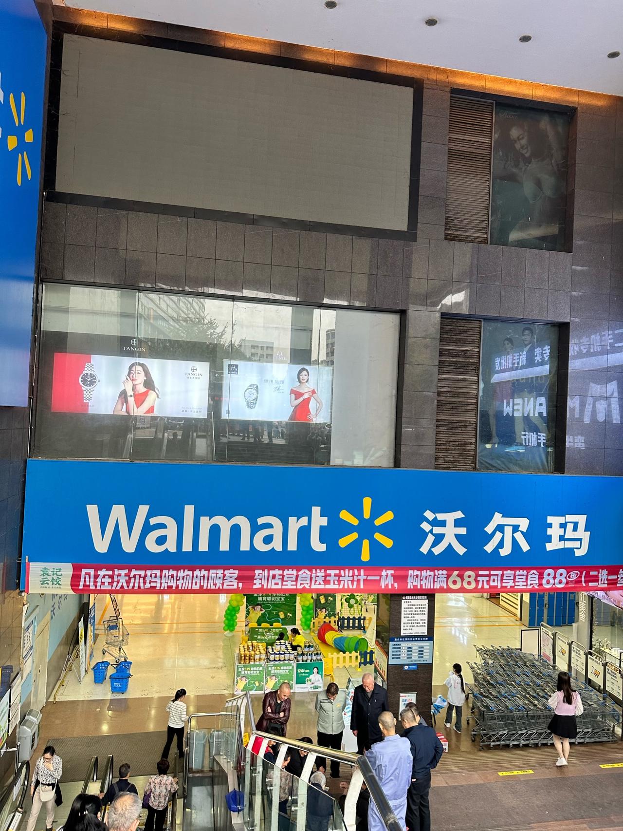 零售巨头沃尔玛中国近期进行高层人事调整，包括首席采购官、营运副总裁在内的多名核心