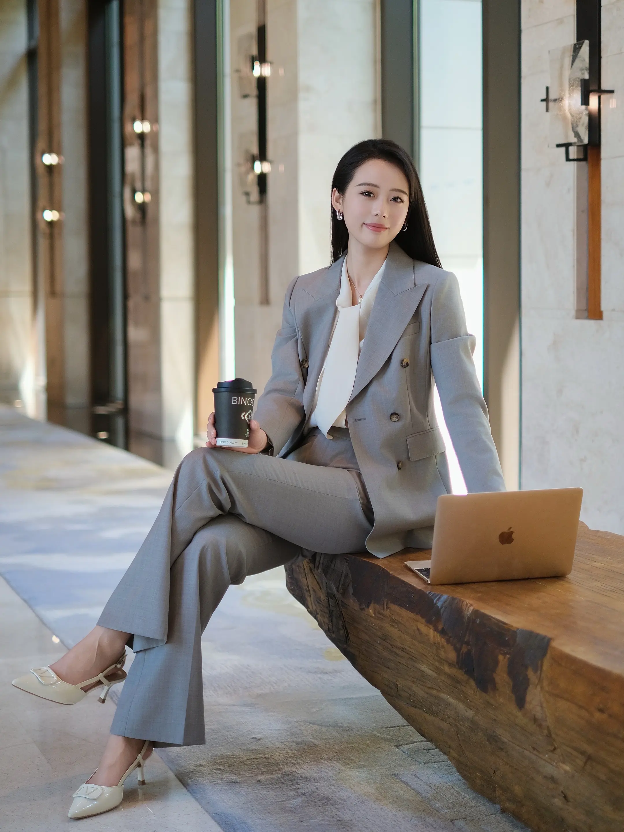 只有努力赚钱，才能克天克地克生活！  ➕职场女性