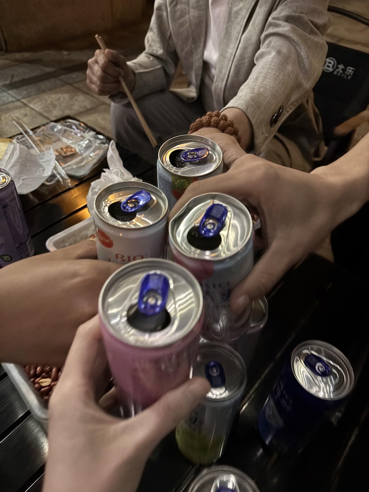 和朋友一起🍺快乐小9～～
4月的我们都很努力辛苦了💪
🍾开心🥳庆祝五一假