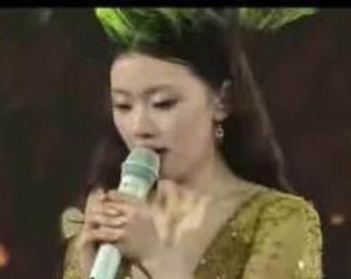 2026年8月8日单依纯西安演唱会上一个真实又可爱的小插曲。
在致谢环节，单依纯