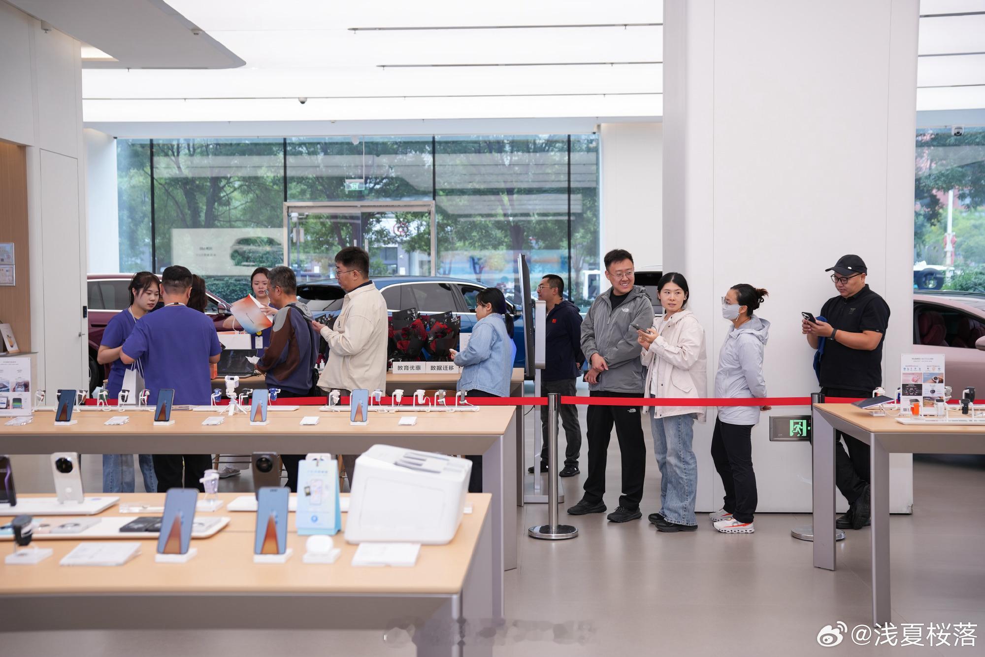 华为阔直板开售线下门店大排长龙第一批拥有华为阔直板的人出现了华为阔直板Pura 