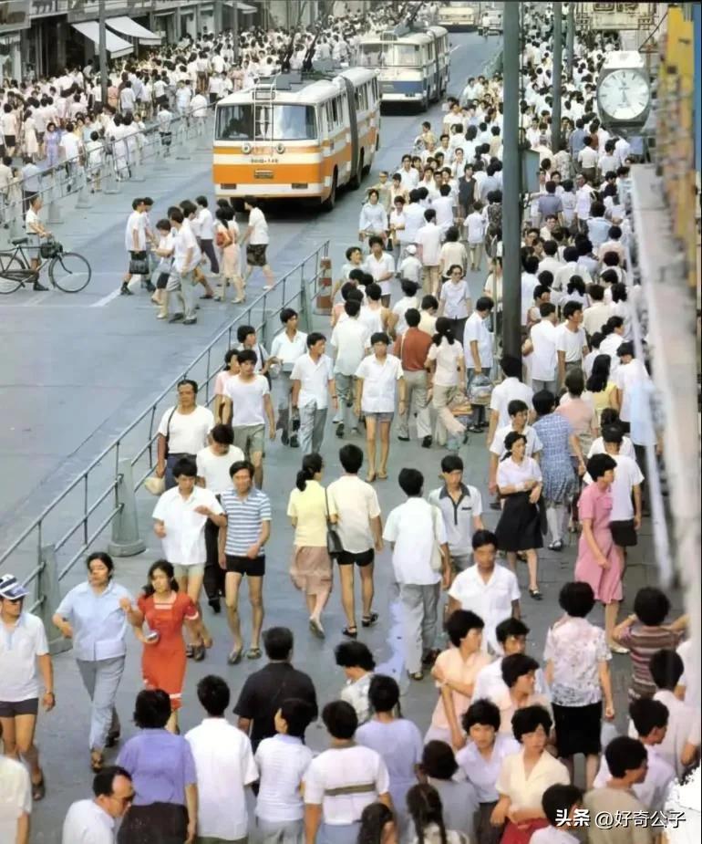 80年代，正经男人，穿超短裤出门

这是80年代上海南京路一张老照片，夏日街头，