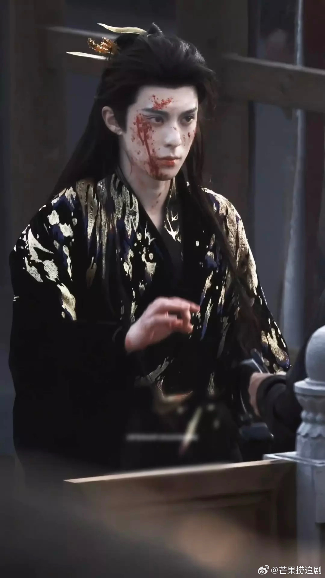 王鹤棣《咸鱼飞升》战损妆来了，被世人背叛绝望后想躺平不成的无奈的疯狂，极致的美强