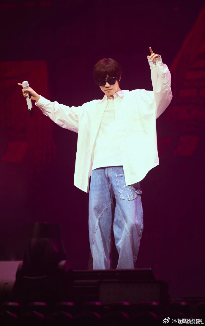 还是徐良有人脉徐良人脉这一块徐良人脉这块真的没话说！演唱会首日的应援阵仗太大了，