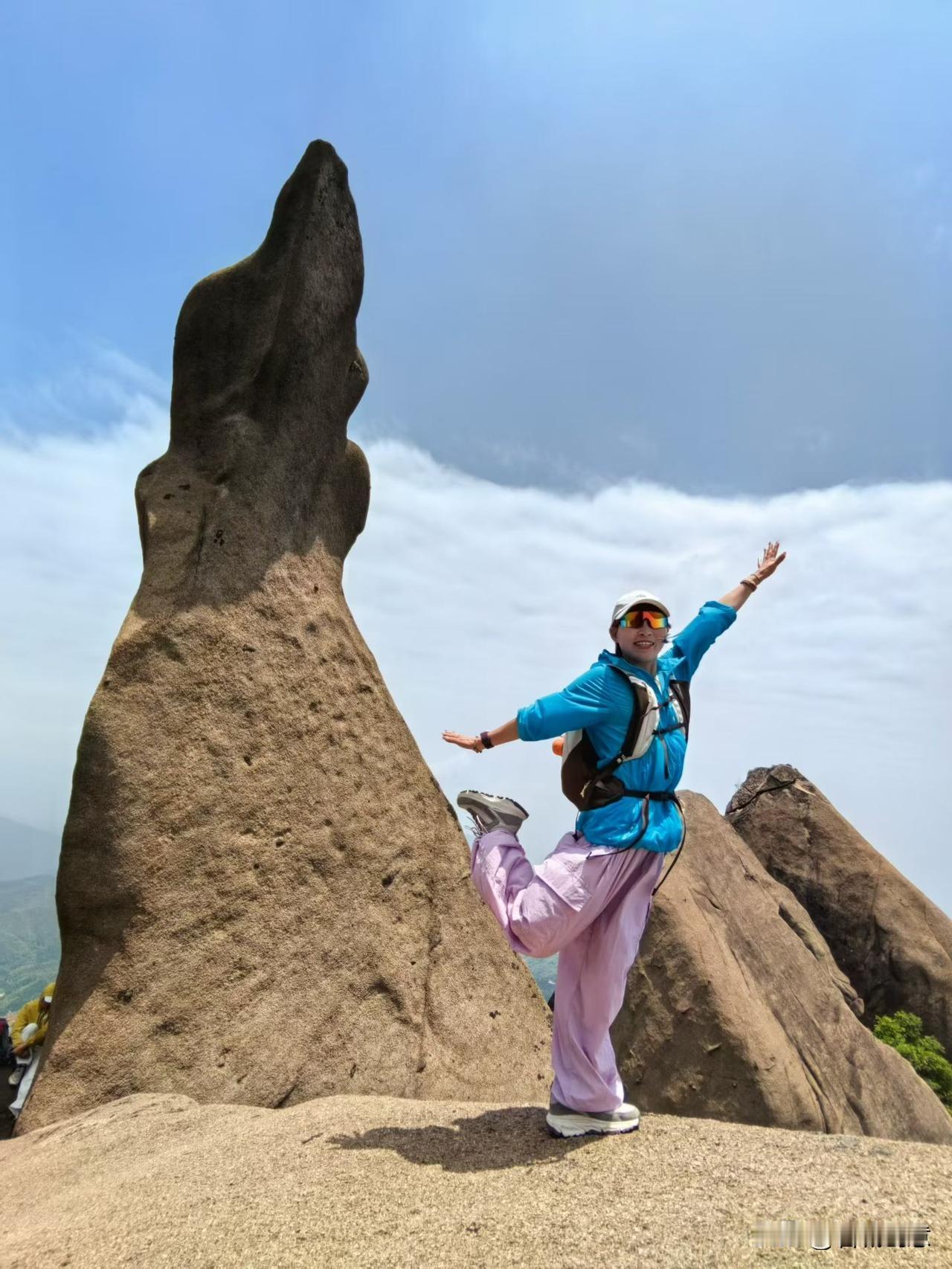 群山静默，长风入怀，山野自有清欢。
       ～江西鹅头峰～户外运动