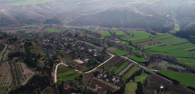 在陕西渭北，要是出门碰着熟人，招呼声里准带着这句“做啥去”。简简单单三个字，带着