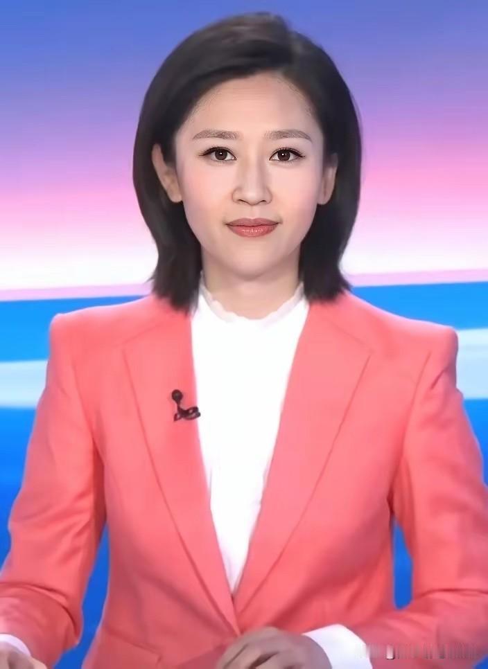 90后的女主持人王音棋长得好大气，气质不输郑子可，她优雅气质，得体台风，聪慧机智