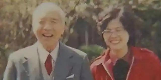 1988年上海，86岁的名医邝安堃不顾子女反对，将年轻的小保姆娶回家。4年后邝安