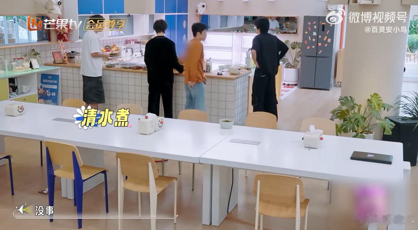 王鹤棣丁程鑫素颜清纯男大既视感我们的宿舍王鹤棣丁程鑫同框吃早餐是颜值暴击吧！al