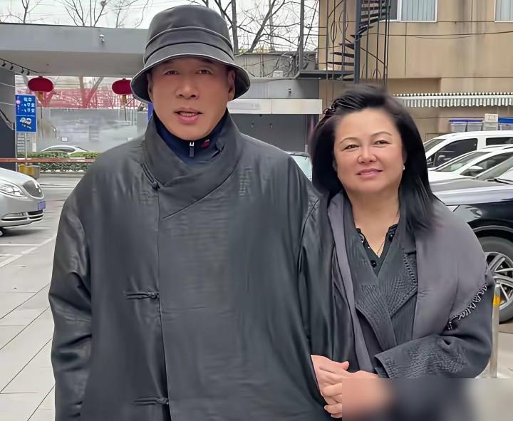 丁海峰，武松演得真好，夫妻恩爱也被大家夸。生活里他确实是股清流，让人羡慕。
 