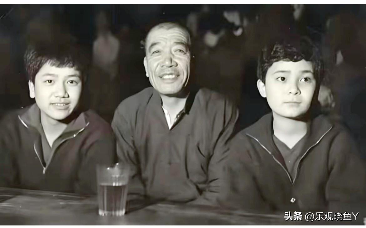 一九七四年，“椿伢子”刘继忠、“潘冬子”祝新运与陈永贵的珍贵合影。真是惊艳了时光