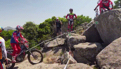 车主：摔车的不是我吗，大家怎么都去扶他？
路人:力度刚刚好，懵逼不伤脑！