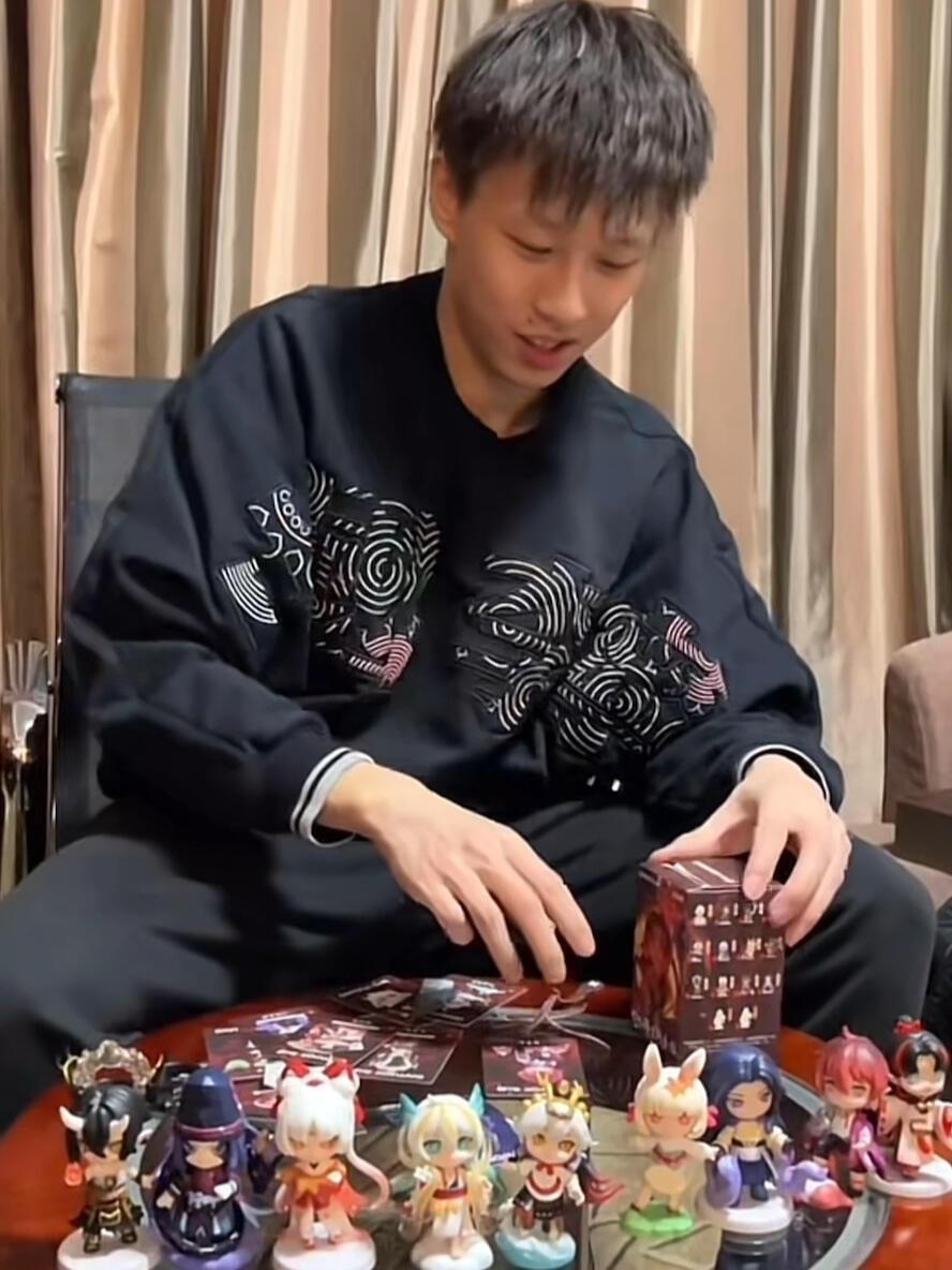 林高远三十岁了，还是很意气风发，当个快乐的大男孩，之前拆盲盒自己很开心！
笑嘻嘻