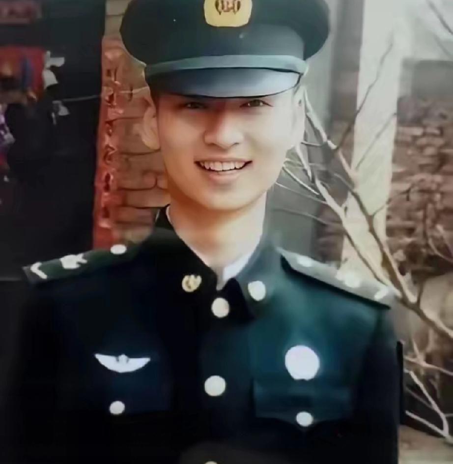 2020年，24岁的儿子不幸牺牲，母亲在整理他的遗物时，发现了一位女孩的照片，她
