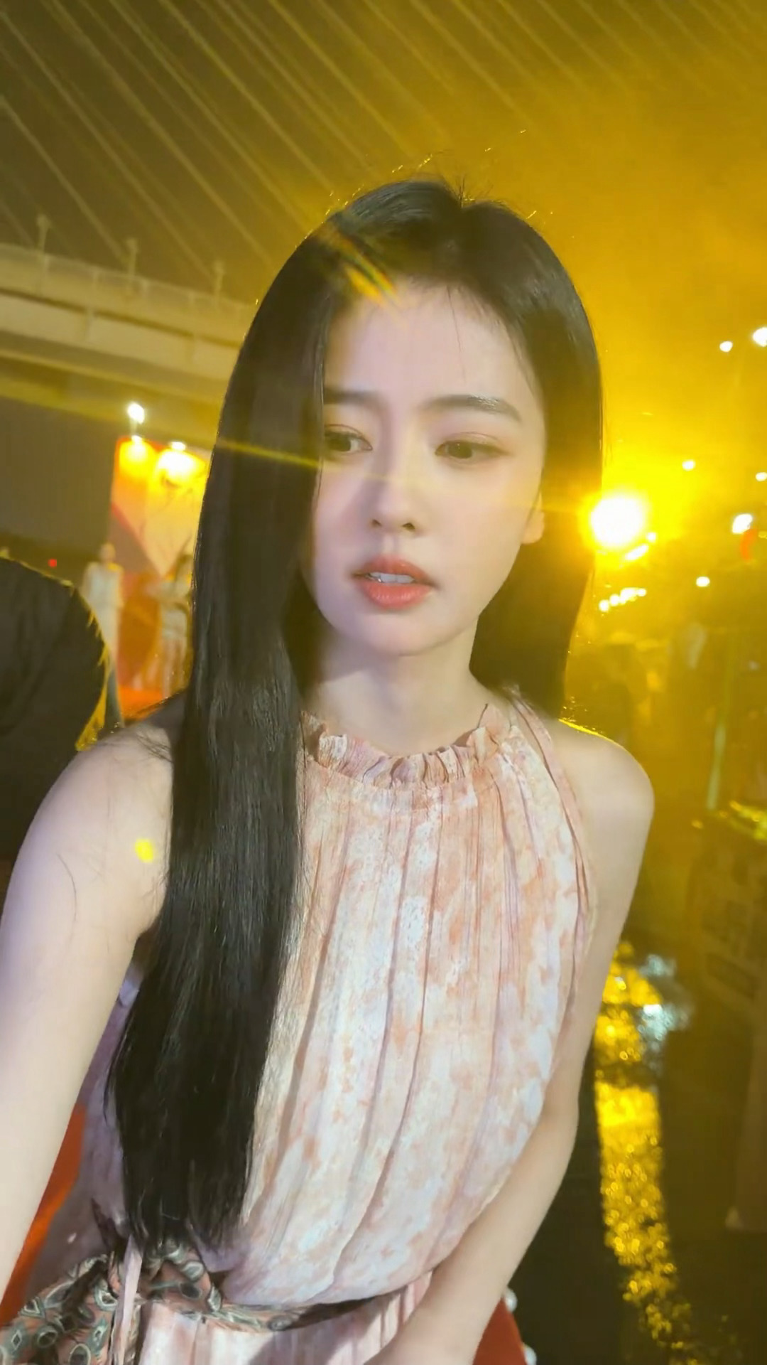白鹿[超话]  •白鹿王韵娜 •白鹿开到荼蘼 很适合那句“我们都闭口不提这跨不过