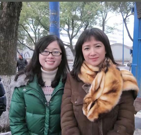 已故著名内地女演员:何晴老师。
她在生活中非常的平易近人，没有一点明星架子。
这