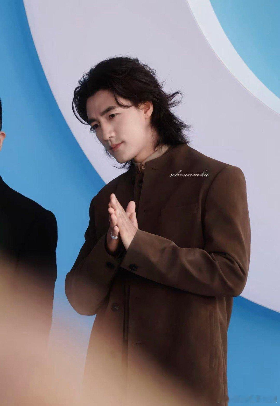 此沙签名有半米长 谁能拒绝半米长的潇洒签名！此沙红毯落笔超从容，旋风土豆式风格超