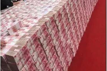 当这幅图跃入眼帘，我本欲匆匆掠过，却在刹那间，心中泛起涟漪。生活的拮据与重压，仿
