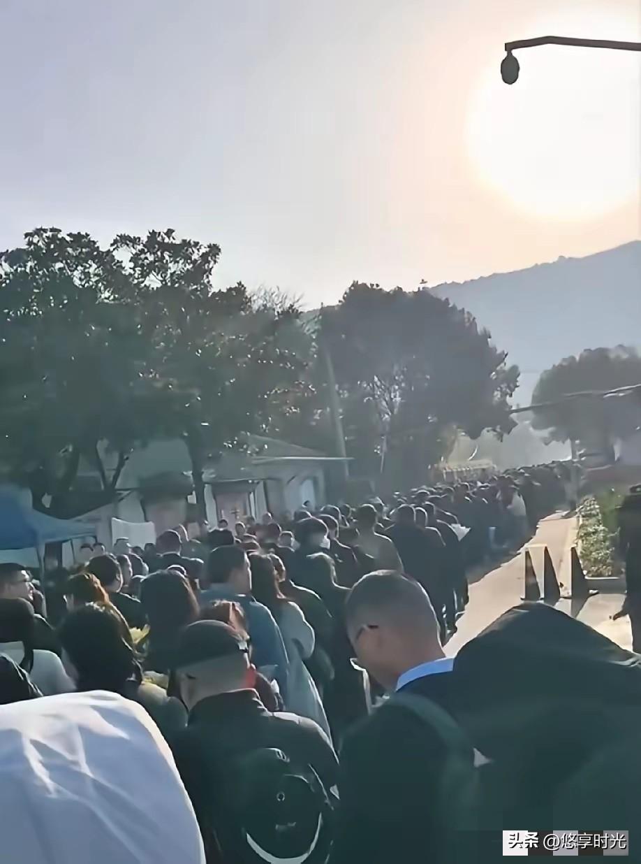 果然姜还是老的辣
我问我爸：张老师一个网红，为什么他走了，这么多普通人去送他？