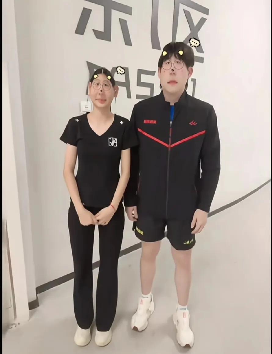 家人们谁懂啊！刷到超好笑的粉丝整活🤣 也不知道是哪位有才粉丝，把和王楚钦的合影