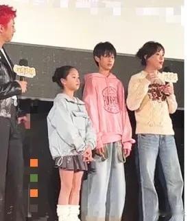 孙俪带着一儿一女出席活动，支持老公新电影发行，真是贤妻良母，儿子出落的跟妈妈一样