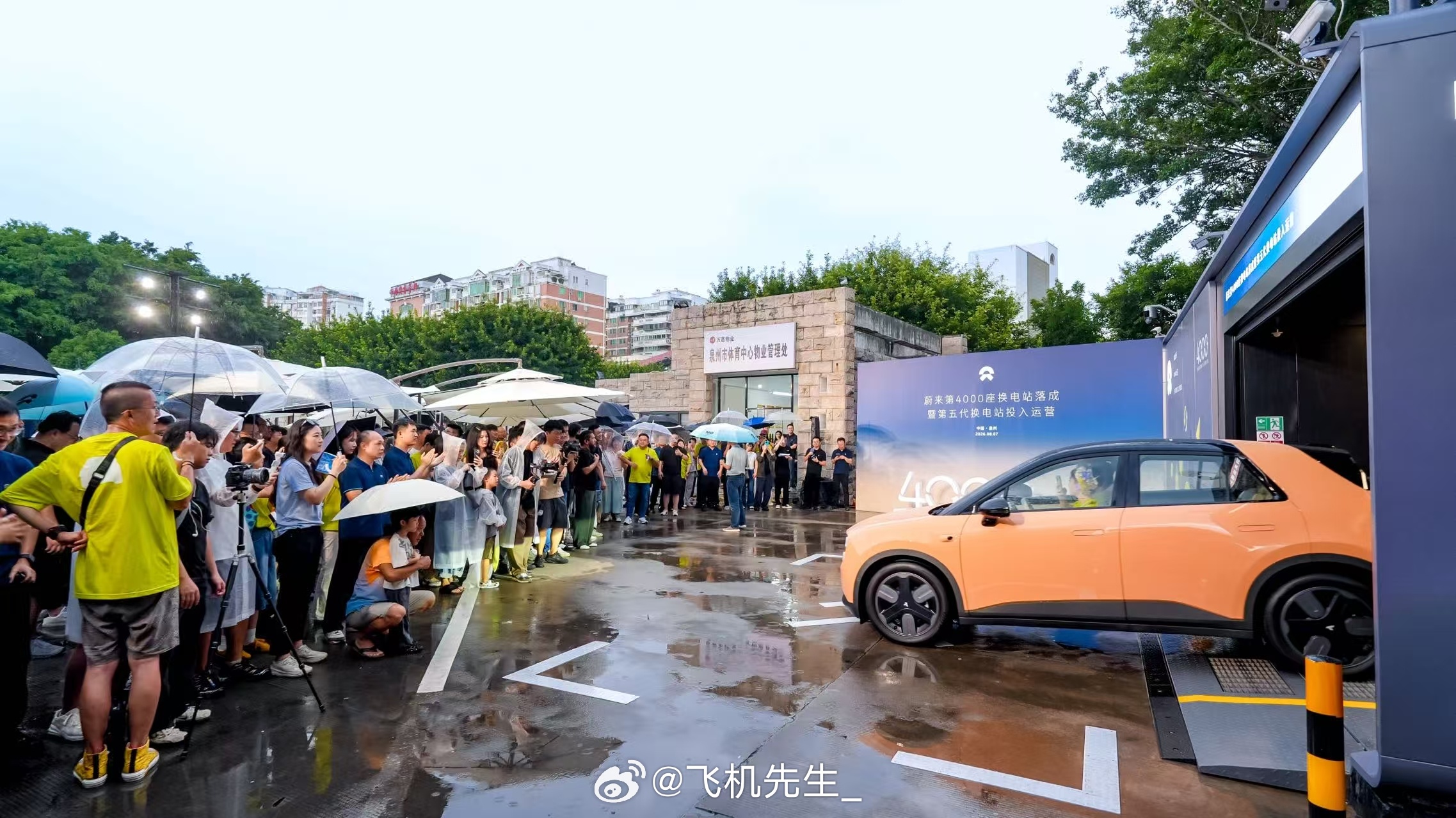 小虫子也能进换电站啦，蔚来五代站投入运营刚好也是蔚来4000座换电站落成！年底刚