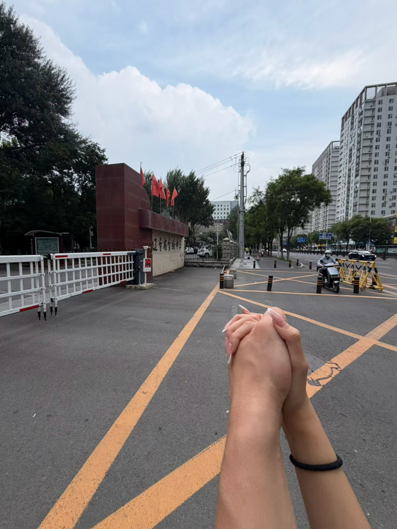 和程哥牵手遛弯路过我高中门口 下意识想松手怕被老师发现早恋哈哈哈哈哈哈哈哈哈哈哈