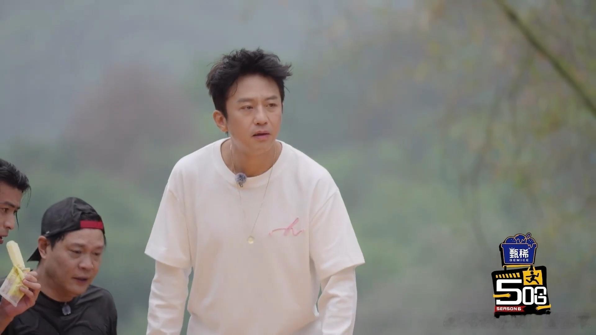 鹿晗鼓励邓超鹿晗空气运球鹿晗真的又温柔又有综艺感！耐心鼓励邓超迎接每一次挑战，氛