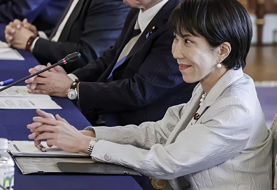 谁能想到，一个只种甘蔗、打渔的宁静小岛，如今竟成了随时引爆亚太火药桶的“死神前哨