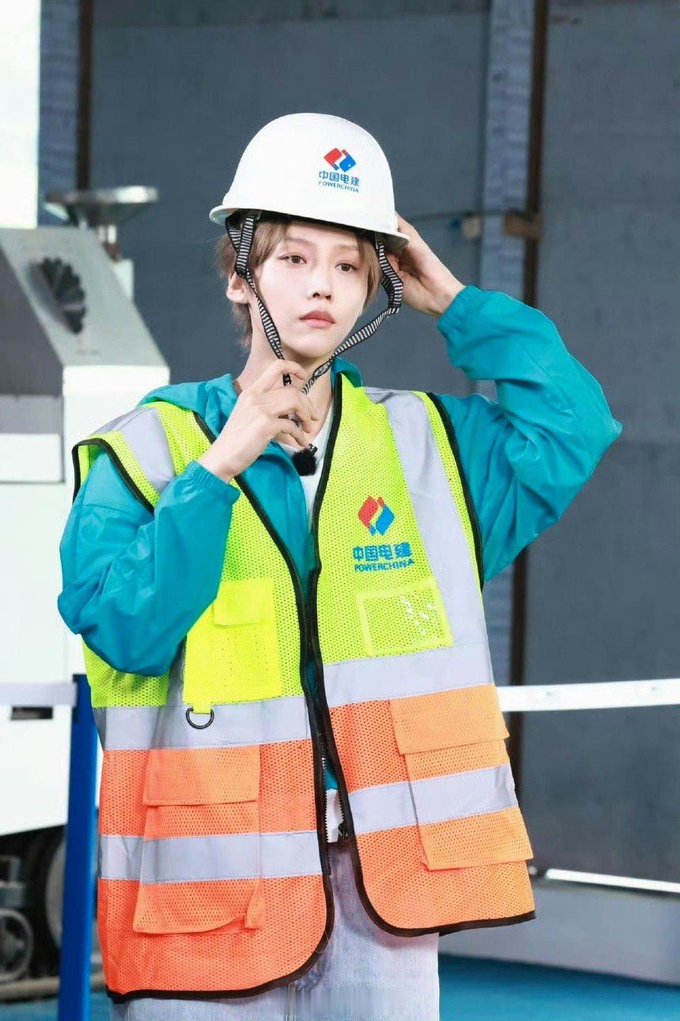 刘雨昕爆改AAA建材刘总 承包今日笑点！刘雨昕的AAA刘总皮肤已加载完毕，荧光马