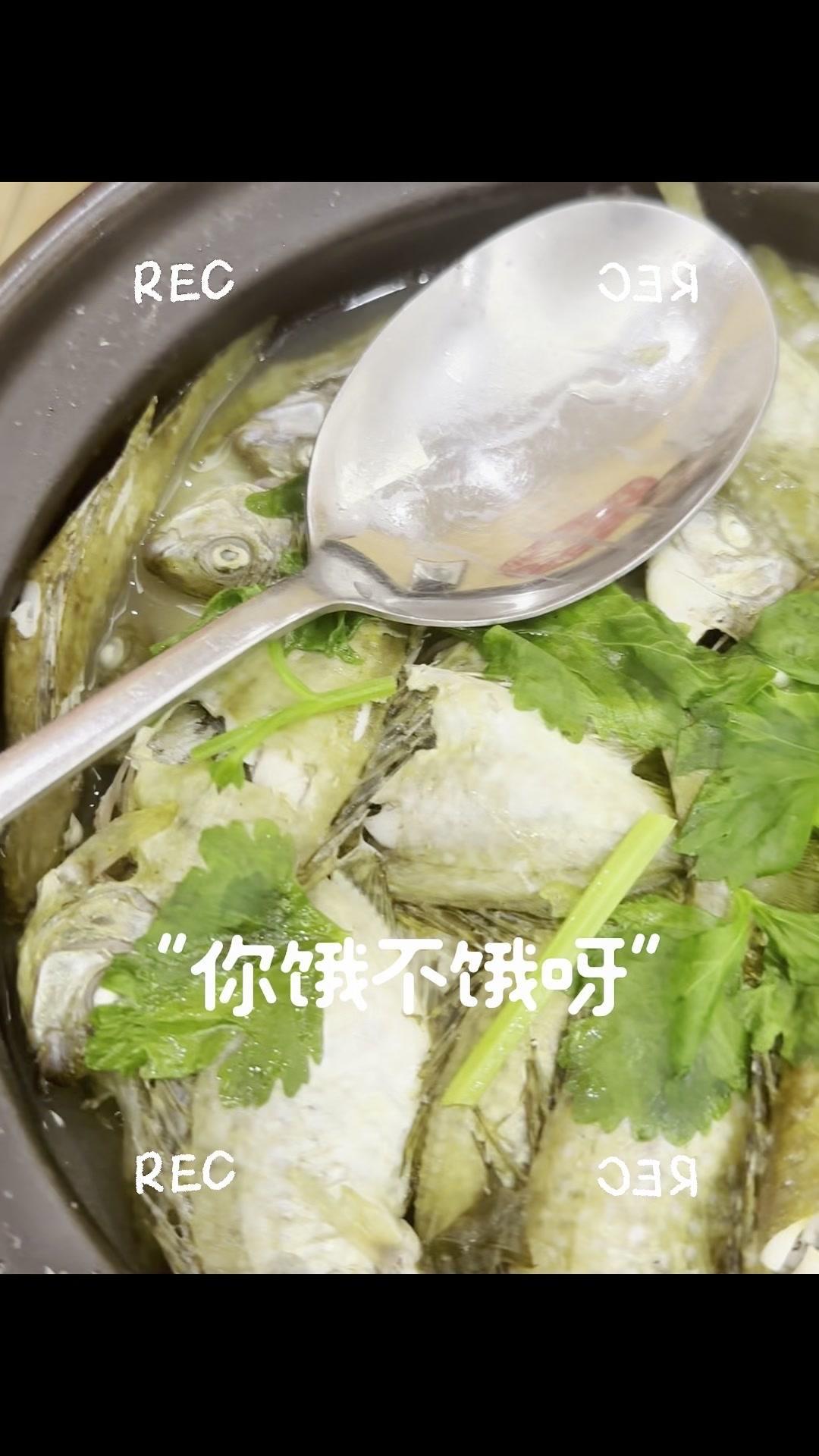 🍲今天分享超下饭的砂锅鱼煲做法，鱼肉嫩到入口即化，汤汁泡饭能吃三碗！

1️⃣