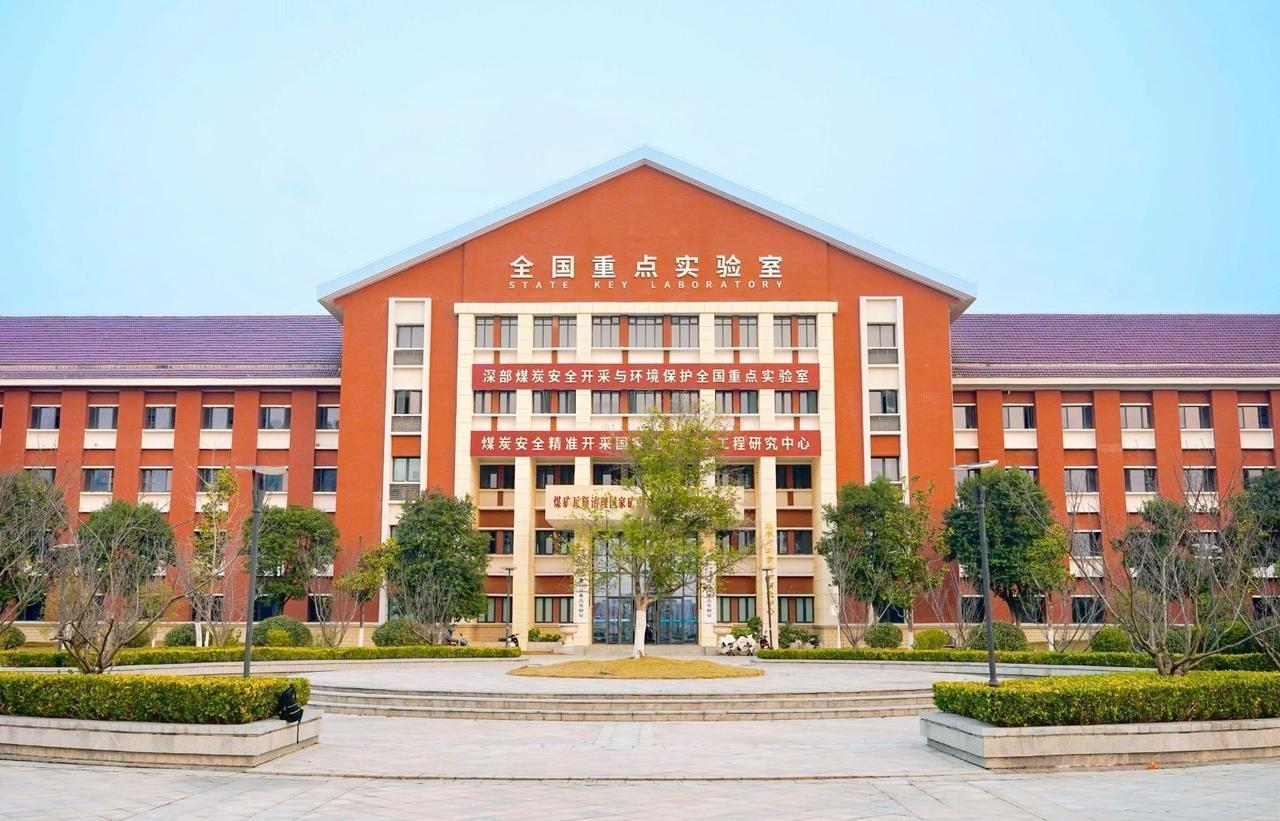 红楼下，浪潮边，腾龙彩带，熠熠生辉
树蕙滋兰，育才有方，八秩耕耘，桃李芬芳
牢记