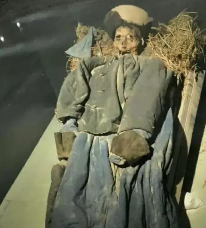 【补充】2015年，新疆喀什，一个牧民在寻找离群的小羊时，却意外在一处僻静的山洞