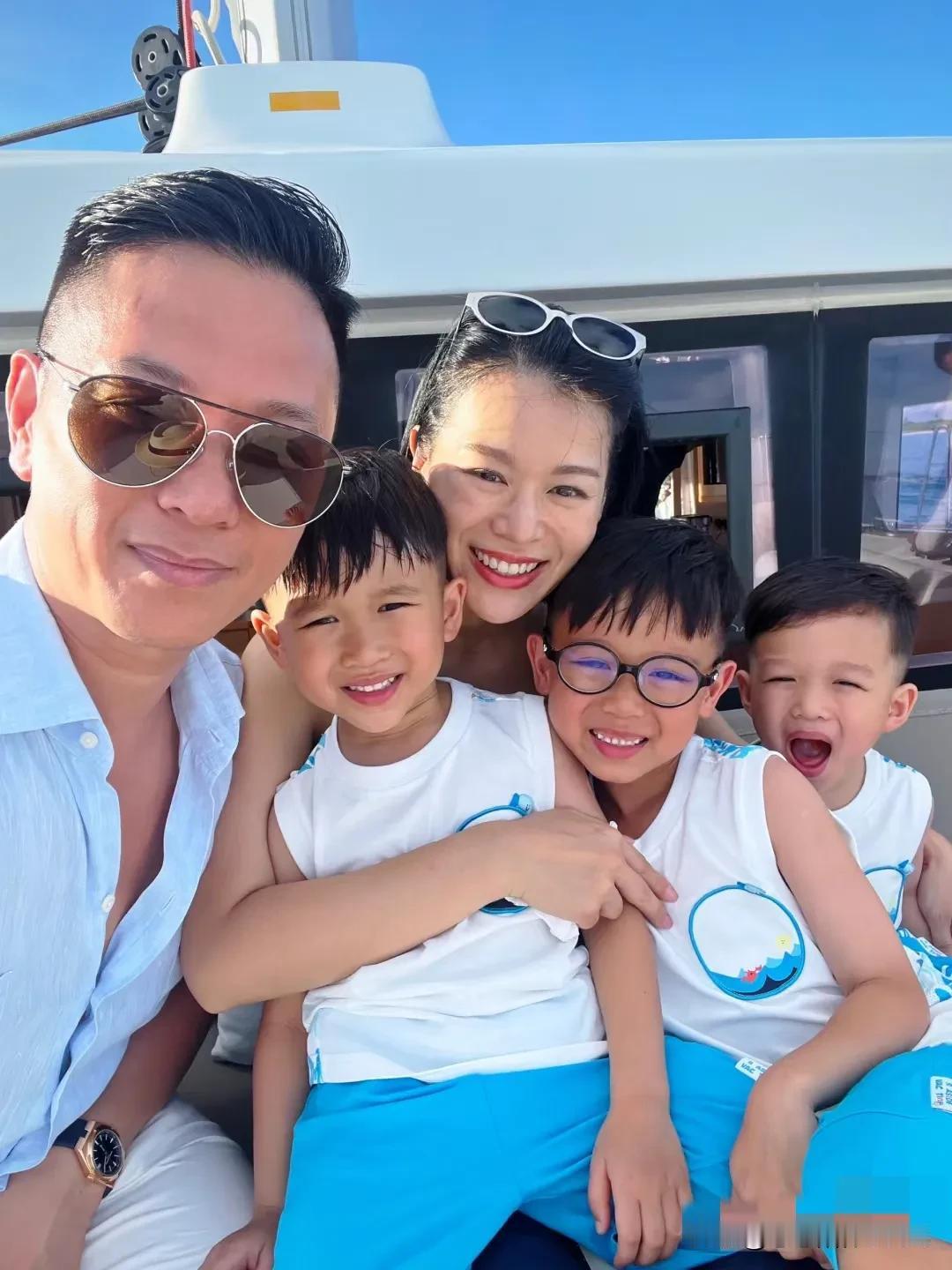 哈哈，杏儿姐住进了男生宿舍，胡杏儿一家真是神奇，全家人都像共用一张脸似的，夫妻相