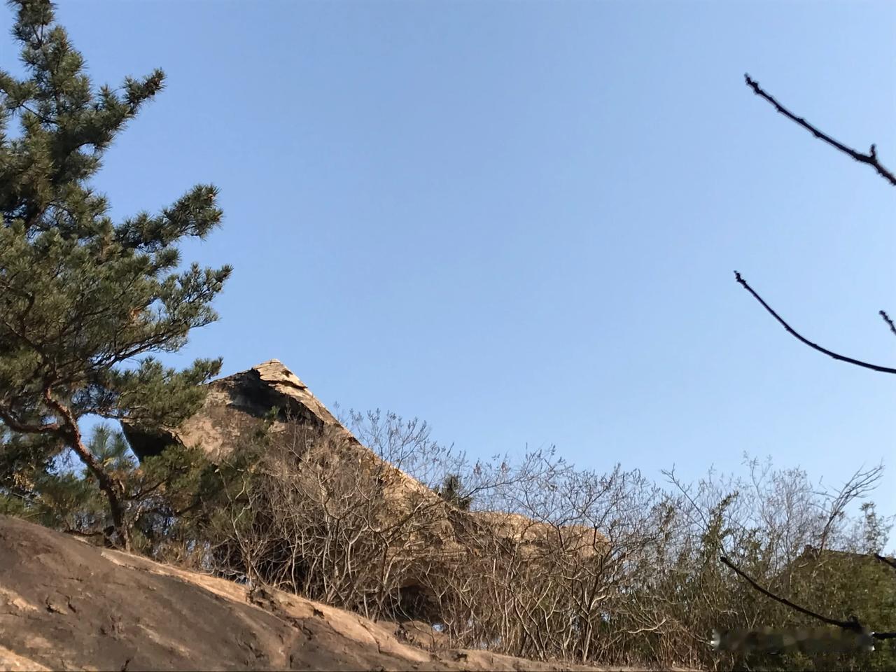 灯盏石是连云港北固山三大奇石之一。它形似古代的灯盏。奇特的是，这块石头似乎从天上