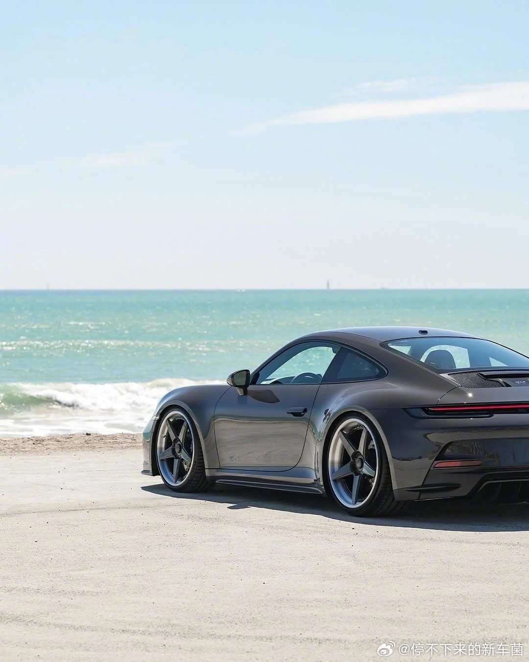 保时捷 Porsche 992 GT3 Touring，每一帧都是风景画 