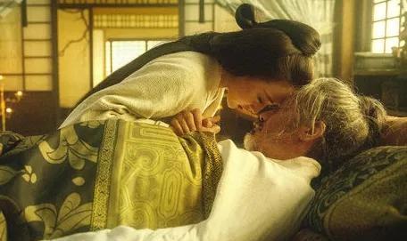 司马懿晚年，嫌弃50多岁的发妻张春华人老珠黄，不愿与她同房。他搬去别院，一去不复