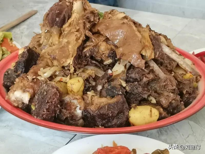 内蒙古汉子好奇为什么广东人吃不胖 前两天，包头有个老铁来广州找我吃饭。这老铁是个
