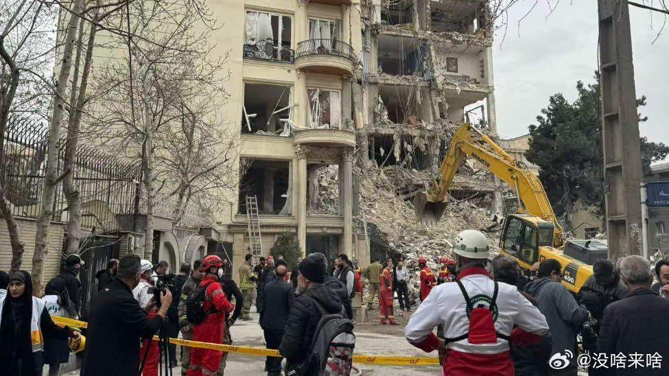 记者啊 要多多滴注意安全喏......凤凰新闻【凤凰女记者李睿：一幢九层楼房遭导