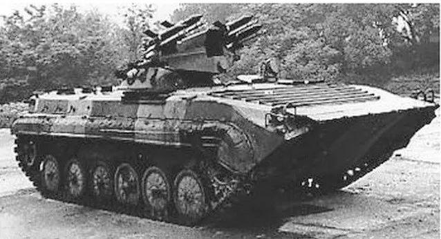 外置式红箭-73反坦克导弹发射车
1985年，中国利用86式步战底盘推出外置式红