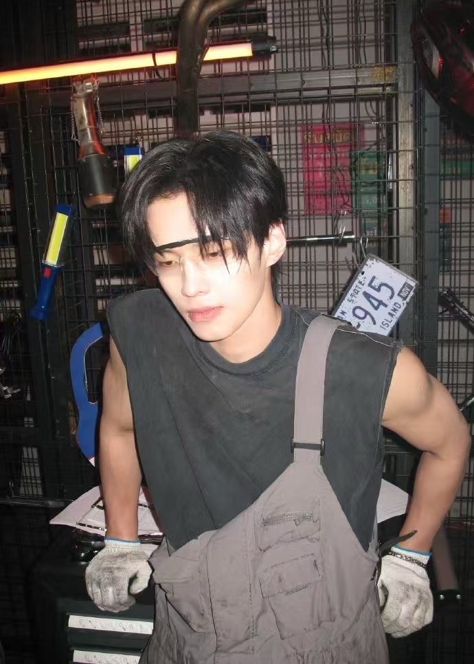 何与 高定糙汉 何与把靳朝演活了！外表是不羁的野性糙汉，内核却是“我的人谁也不能